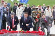 Возложение цветов к могиле дважды Героя Советского Союза В.И. Чуйкова