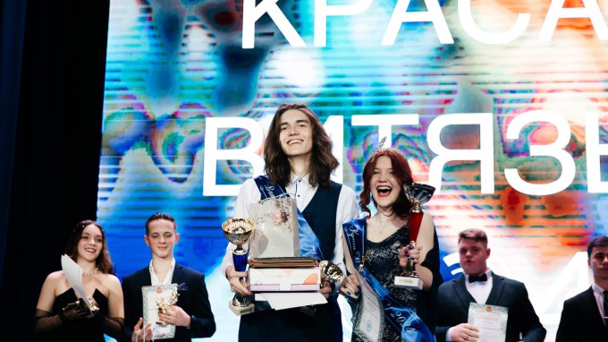 Победители конкурса «Краса и Витязь ВГСПУ» - студенты института иностранных языков