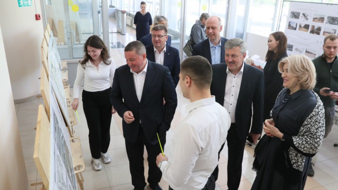 Губернатор Андрей Бочаров предложил молодёжи создать вдоль Волги картинную галерею под открытым небом