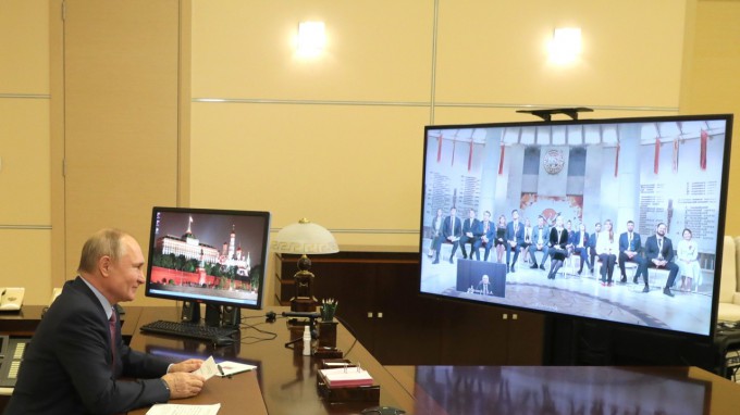 Владимир Путин пообщался с лауреатами Всероссийского конкурса «Учитель года России – 2020» и предложил создать цикл программ с участием лучших педагогов страны