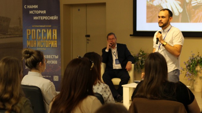 Студенты ФИПО - на площадке дискуссионного клуба в Историческом парке «Россия – Моя история»